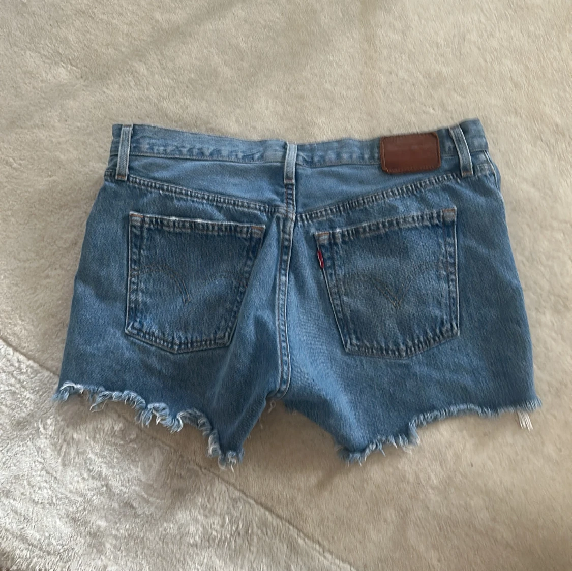 Levi's jeansshorts med slitna detaljer - 2