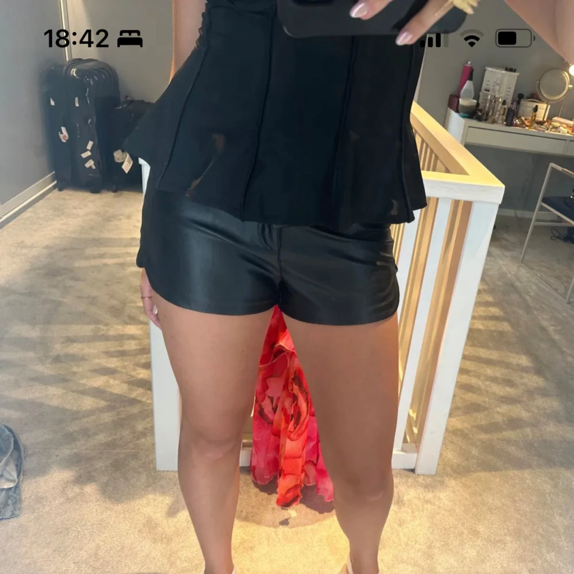 Svarta skinnshorts i tight modell