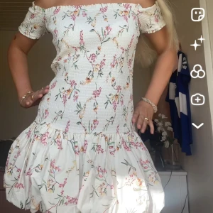 Blommig offshoulder kortklänning - Superfin blommig offshoulder klänning som jag tror inte säljs mer. Köpt här på Plick men har aldrig kommit till användning.