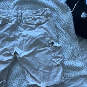 Beige cargoshorts från Alpha Industries - Snygga beige cargoshorts från Alpha Industries 