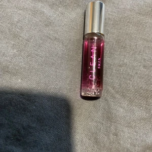 CLEAN Skin parfym roller - CLEAN Skin parfym i smidig rollerflaska med metallock. Parfymen har en snygg rosa färg och flaskan är genomskinlig i glas. Perfekt att ha med i väskan för en fräsch känsla när som helst.jag har testat 2  3 gånger 