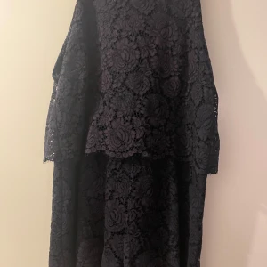 Playsuit, H&M, i bra skick  - Snygg playsuit från HM i marinblå spets. Fodrad och i bra skick. Stl: L Nypris: 398 kr