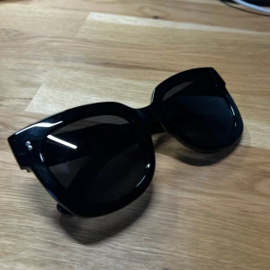 Oanvända CHIMI eyewear solglasögon 08 svart - Hej säljer dessa oanvända glasögon i original låda med alla tillbehör :)  Köpte de online för nypris 1400kr men de passade inte min näsa :(   Kom privat för frågor ❤️