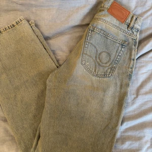 Ljusblå jeans från Eytys, 26/32 - Eytys Benz Bronze i 26/32. Superfina och endast använda en gång! 