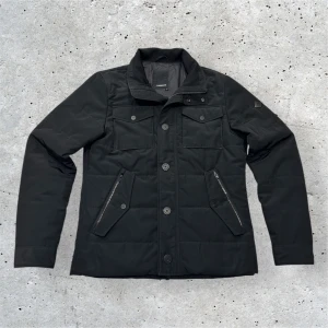 J.Lindeberg Jacka - Trendig J.Lindeberg Bailey Jacka | Skick 9/10 inga defekter | SLUTSÅLD MODELL| Storlek M och färgen svart | Nypris 3500kr | Hör av er för mer information/bilder!