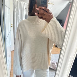 Oversized  polotröja med slits - Supermysig oversized polotröja i  med breda ribbade muddar och hög krage. Tröjan har slits på sidorna och är långärmad med extra vida ärmar. Sparsamt använd! 