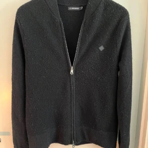 J lindberg zip up - Säljer min j lindberg tröja som jag köpte för 1200kroner på zalando. I storlek s det är inga problem med tröjan (obs den ser mer svart ut i verkligheten)