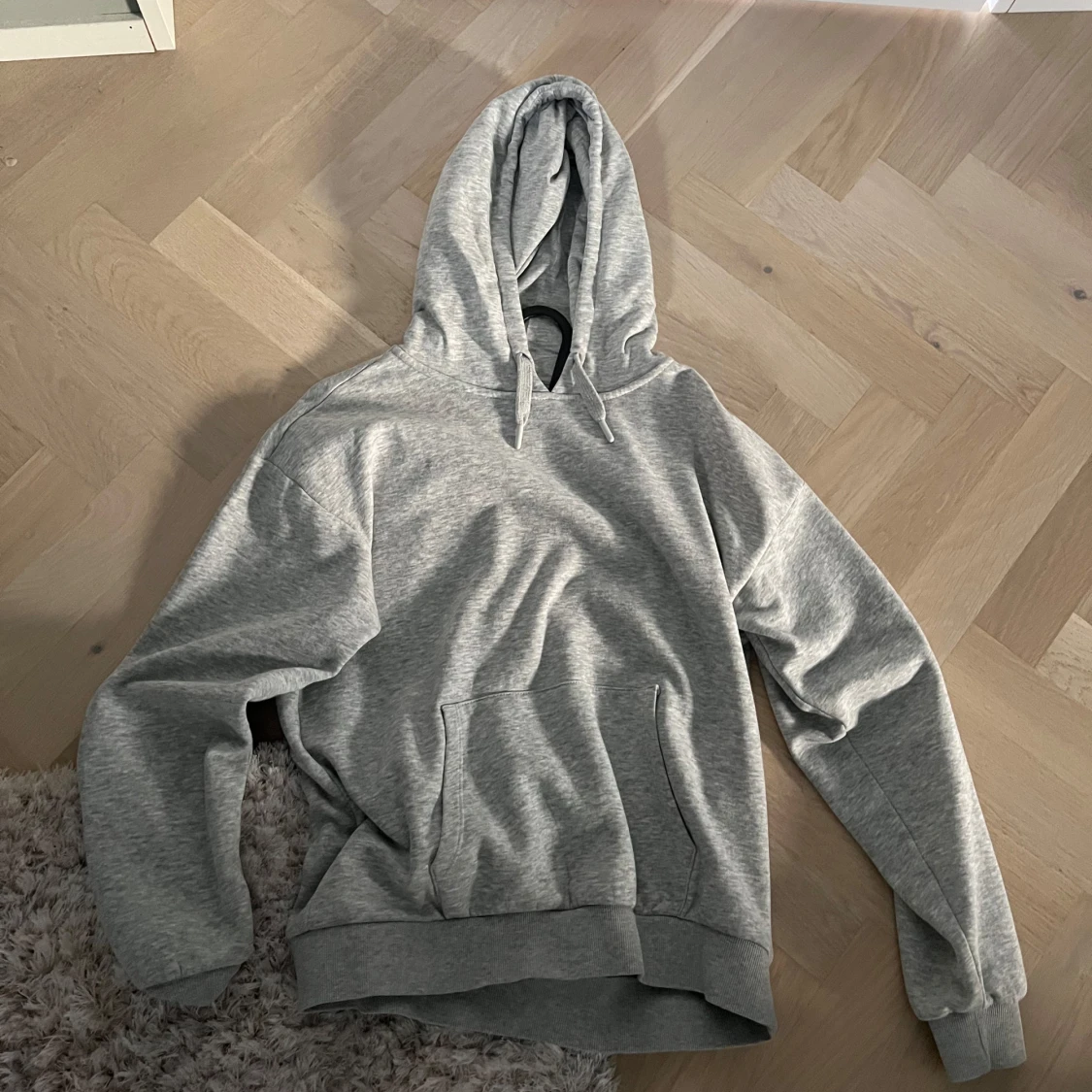 Grå hoodie från Gina Tricot