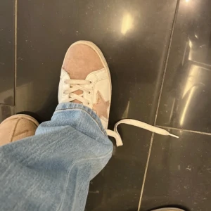 Vita sneakers - Coola vita sneakers med stjärnor på från zalando, next. Storlek 40, lite slitna men mest sulan💗