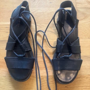 Svarta sandaler från Vagabond, strl 37 - Svarta sandaler från Vagabond i skinn instirlwk 37, fint skick. 