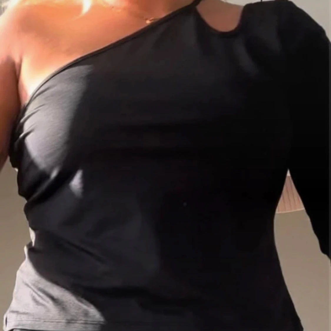 Svart oneshoulder topp