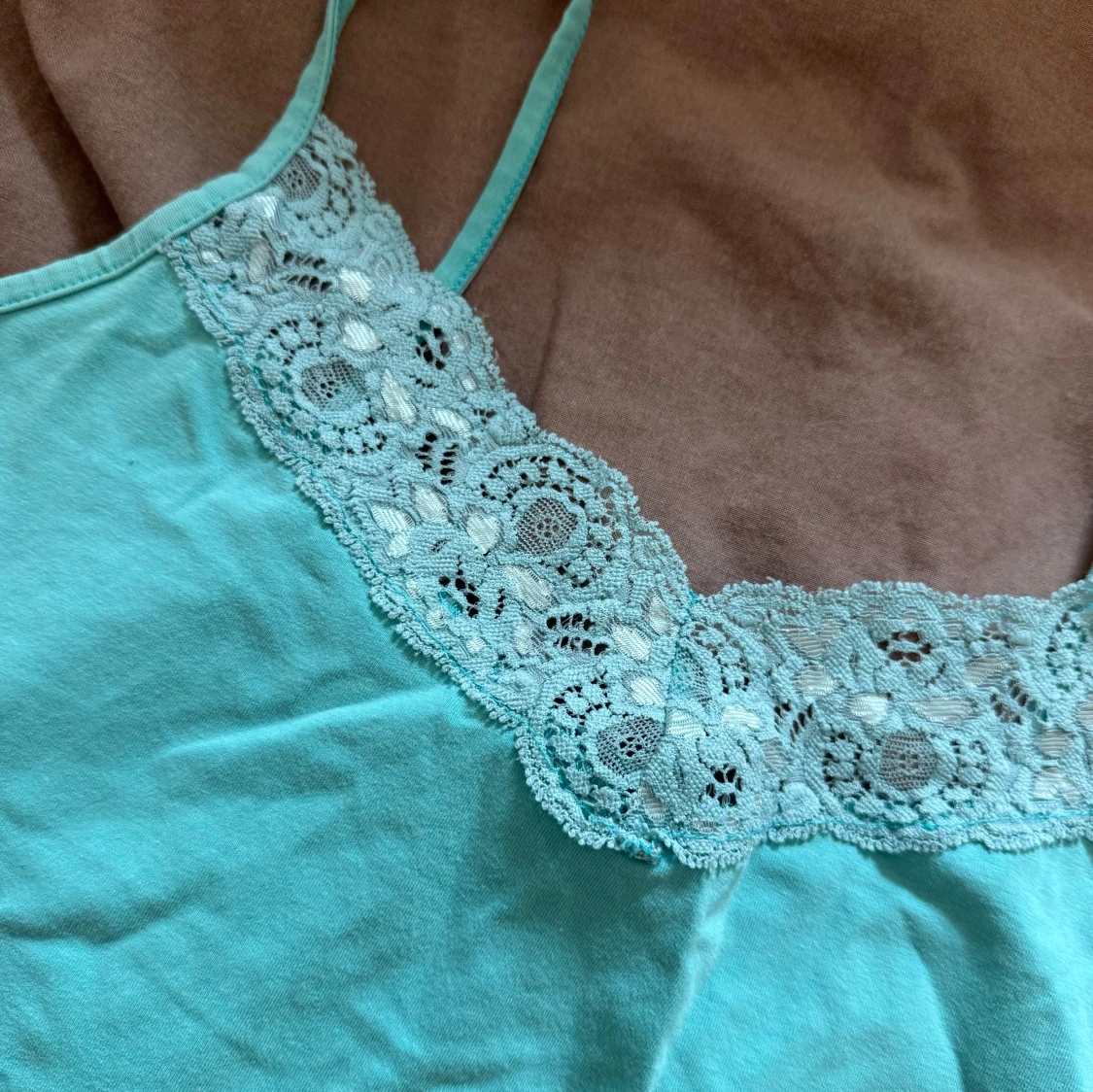 Turkos linnetopp med spetskant - 1