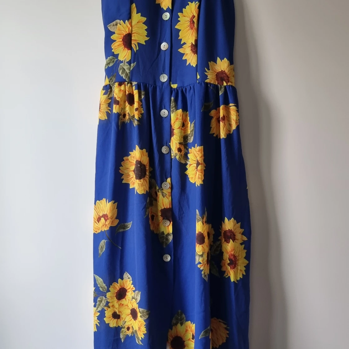 Blå långklänning med solrosor