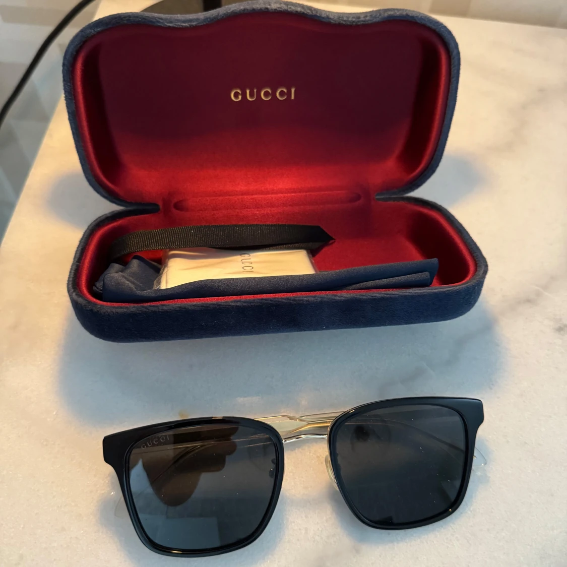 Gucci Svarta Solglasögon med Gulddetaljer - 2