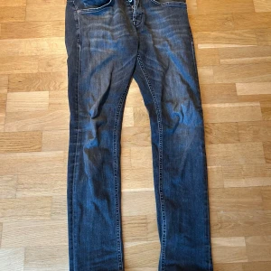 Mörkblå skinny jeans från dondup - Snygga mörkblå skinny jeans från dondup i klassisk femficksmodell. Jeansen har en smal passform, diskreta slitningar och är tillverkade i stretchigt denim för extra komfort. Perfekta för dig som gillar en tajt look och vill ha jeans som sitter snyggt hela dagen. Givetvis autentiska 