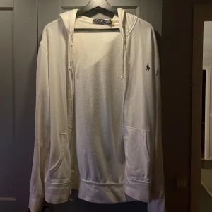 Vit hoodie från Polo Ralph Lauren M - En vit och ganska tunn hoodie från Ralph lauren som är helt perfekt för sommarkvällar! Kvittot/orderbekräftelse finns! Köpt för 2200 och säljer nu då den inte kommer till användning! Hör gärna av dig om funderingar uppstår