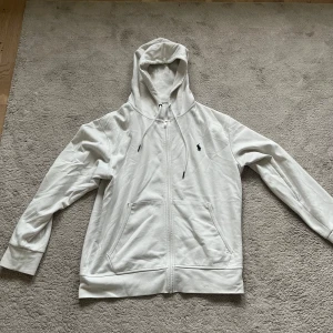 Vit hoodie från Polo Ralph Lauren - Snygg vit Ralph lauren hoddie i fint skick🙌. Storlek M/S. Hör av er om ni har någon fundering🥰