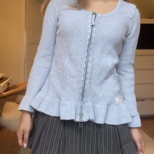 Odd Molly kofta - Så himla snygg grå kofta från Odd Molly. Dragkedja fram och volang nertill