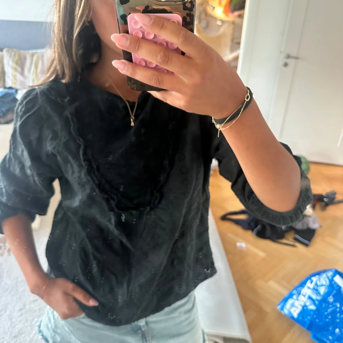 Svart blus med broderade detaljer🩷 - 1