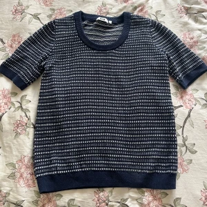 Trekvartsärm tröja - En superfin mörkblå/vit mönstrad trekvartsärmströja! Från märket WE, köpt på zalando. Använd endast ett fåtal gånger, så i jättebra skick. Stl S. 