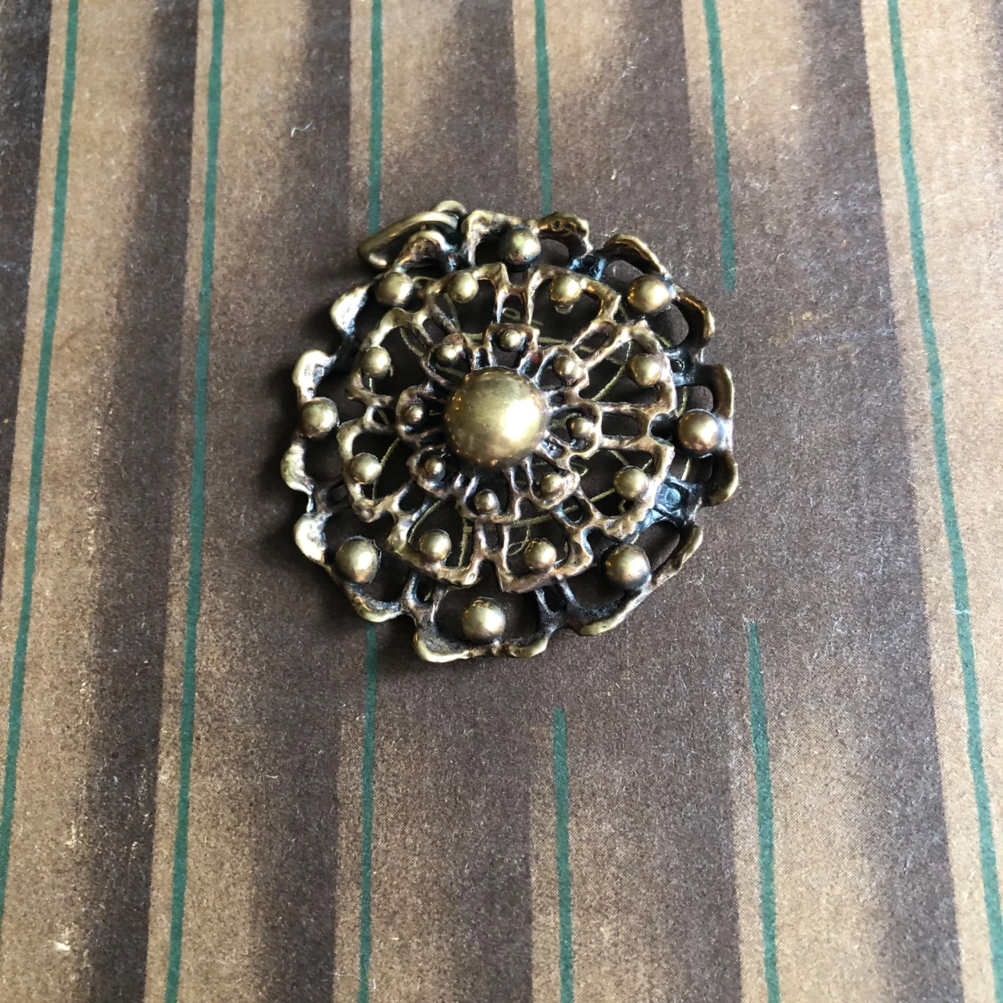 Vintage halsbandshänge i brons