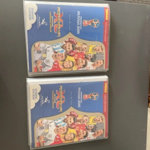 FIFA World Cup Russia 2018 Adrenalyn XL Official Trading Cards Collectors Album (Nordic Edition) - Samlaralbum från fotbolls-VM 2018 + kort från 2016 och upp till 2023. Perfekt för dig som älskar fotboll, samlar på kort och vill ha koll på världens största stjärnor. Färgglada sidor fyllda med spelarkort – en riktig höjdare för unga sportfans! Det kan finnas kort värda mycket pengar som inte finns med på bild så skriv gärna till mig om ni vill ha fler bilder. Du kan även köpa med ett extra album för 75kr (utan kort i).