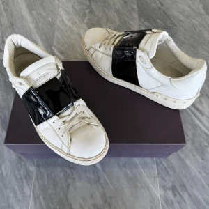 Valentino Open skor  - Valentino Open - Skick: Fint skick - Tillbehör: Valentino kort - Nypris: 6000kr - TrendWardrobe