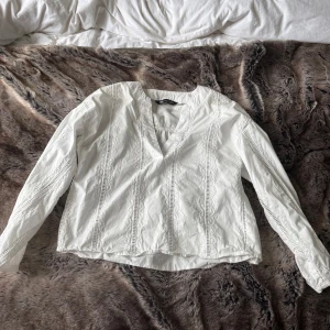Vit blus med broderi/spets - Fin blus från Zara som knappt är använd🤍
