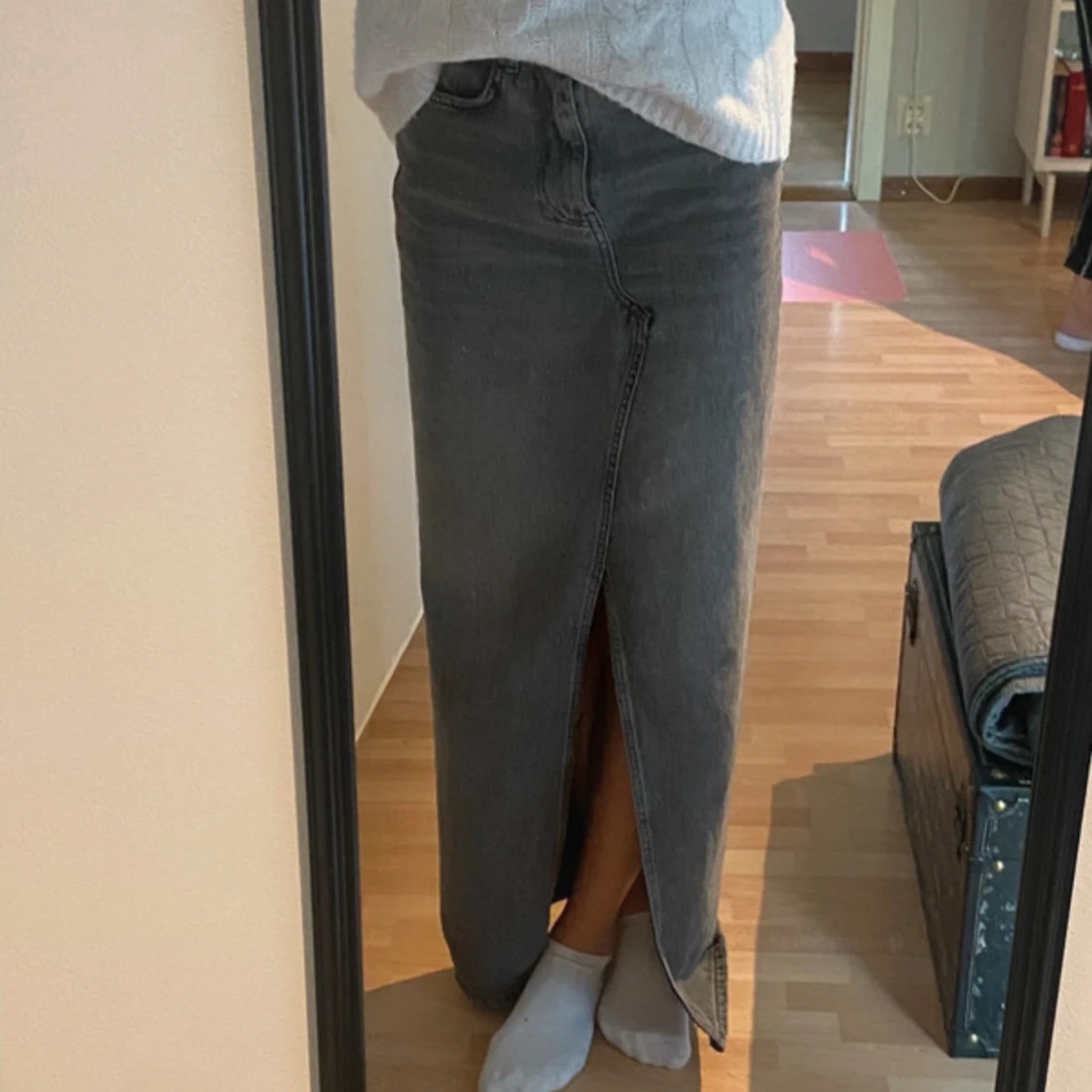 Grå lång jeanskjol med slits