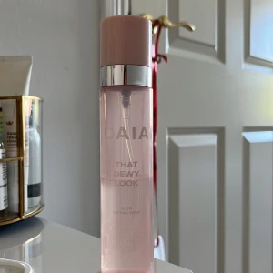 CAIA That Dewy Look Glow Setting Spray - Glow Setting Spray från CAIA . Halva flaskan kvar men håller ändå länge. Säljer för den ej hsr kommit till användning 