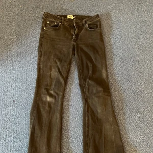 Svarta bootcut jeans från 157 - Snygga svarta jeans från 157 i bootcut-modell med låg midja. Sparsamt använda och köpta för 400kr🤍
