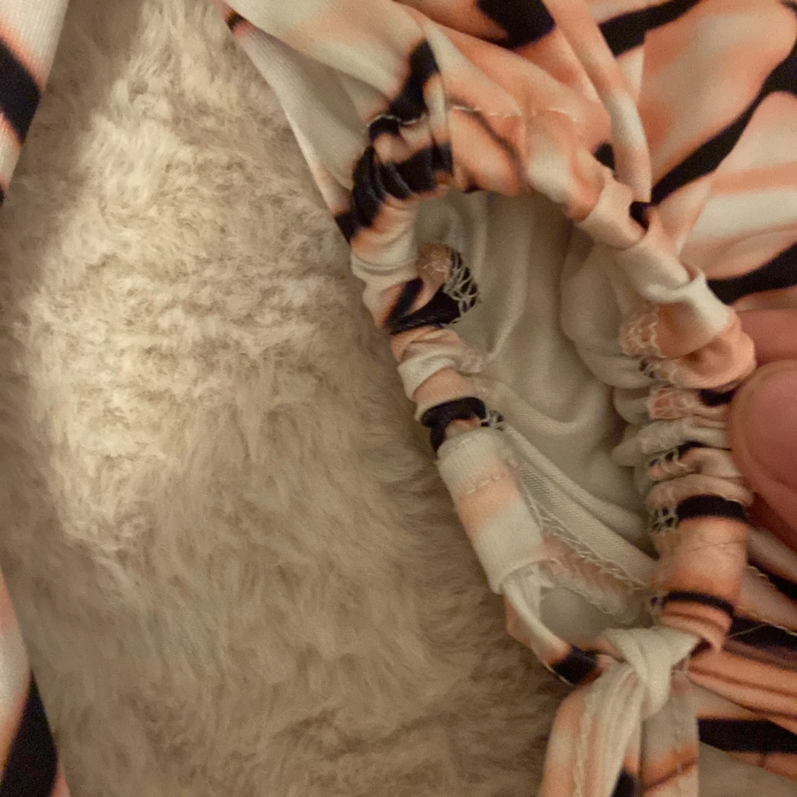 Swirlmönstrad croppad topp med snörning - 2