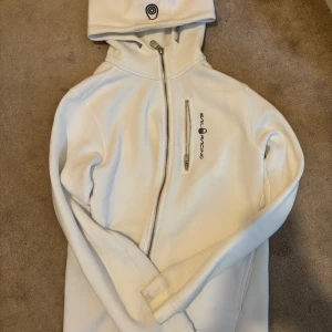 Vit Sail Racing - Den är i nyskick inga fläckar eller nånting på den 