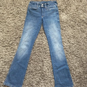 Blå bootcut low waist jeans - Säljer ett par snygga lågmidjade bootcut jeans i mycket bra skick från HM 💞 I storlek 170❣️Priset kan diskuteras😊