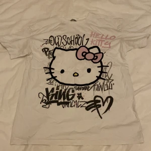Vit Hello Kitty t-shirt - Vit t-shirt med hello kitty design💗 Använt ett fåtal gånger💗 Pris går att diskutera💗