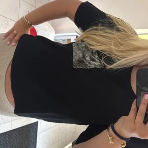 Svart t-shirt med paljett-detalj - Svart t-shirt snygg ficka i glitter❣️