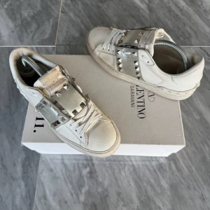 Valentino Open skor  - Valentino Open - Skick: Bra skick - Storlek 36, passar även 36,5 - Tillbehör: Två Valentino dustbags - Nypris: 6000kr - TrendWardrobe