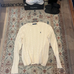 Ralph Lauren tjocktröja - Tjena, säljer nu denna beige tjocktröjan från Ralph Lauren eftersom jag knappt använder den 