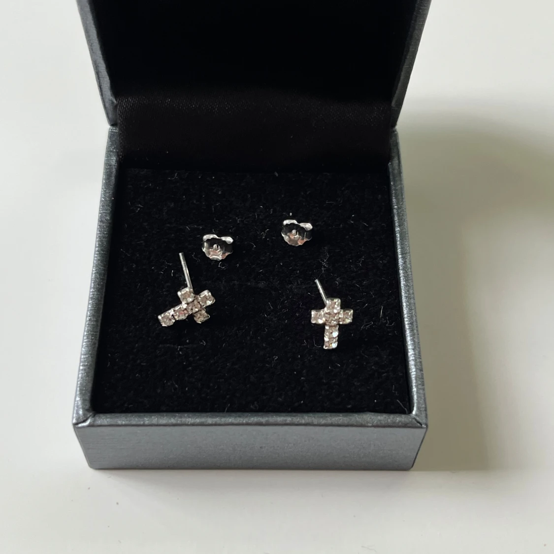 Glittriga korsörhängen i silver - 4