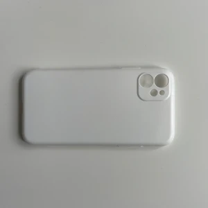 Vitt mobilskal till iPhone 11 - Vitt mobilskal för iPhone 11. Gjord i hårdplast. Oanvänd så i nyskick. Köparen betalar frakten!