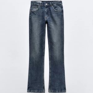 Blå bootcut jeans med lätt tvätt - Snygga blå jeans med bootcut passform och klassisk femficksdesign. Jeansen har en lätt tvättad look och raka ben som blir vidare nedtill. Perfekta för dig som gillar en retrostil med modern touch.