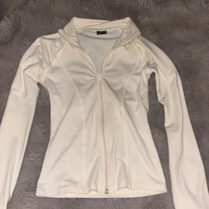 beige zip tränings tröja - snygg beige tränings tröja från gina med dragkedja, andvänd en gång. hör av er vid frågor eller intresse