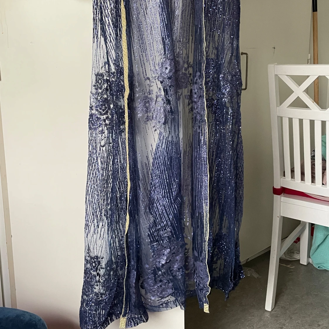 Lång blå glittrig klänning - 1