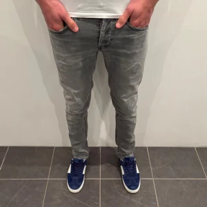 Dondup Jeans George  - Dondup Jeans George! Trendigaste jeansen på marknaden.  Skick= 7/10 Ny pris= 4000 kr Säljs för= 1399 kr (modellen är destroyed från fabrik vilket är väldigt populärt) skicka prisförslag!!!!!