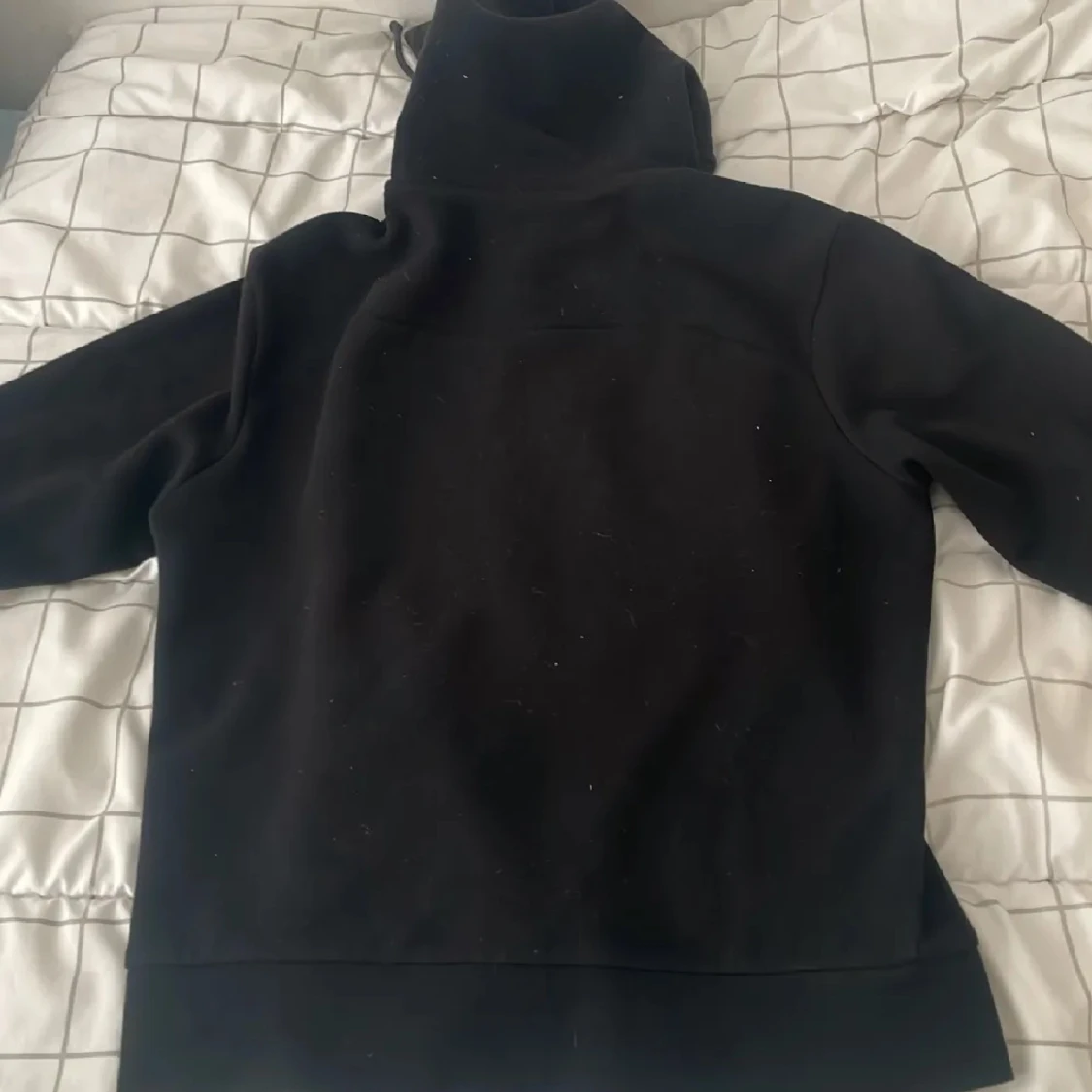 Svart hoodie från BOSS med huva - 3