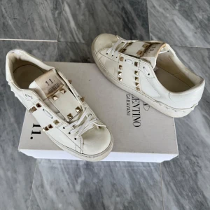 Valentino skor - Valentino Open - Skick: Fint skick - Tillbehör: Valentino kort - Nypris: 6000kr - TrendWardrobe