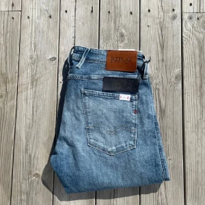 Replay Anbass jeans  - Helt nya Replay jeans! Börja följ för jag har över 100 par helt nya Replay jeans som ligger uppe! Tyvärr kan jag inte skicka bild när jag själv bär plagget då jag för det första ofta inte kan ha storlekarna jag säljer och för det andra skulle det bli alldeles för mycket jobb när jag säljer så mycket, så jag rekommenderar att man kikar måtten i beskrivningen heller googlar på modellnamnet för att se passformen :) (5) längd 104cm midja 41cm, har fått en reva som inte syns vid användning underfrakt