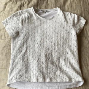 Vit t-shirt med fina detaljer - Vit t-shirt från mywear woman i storlek S. I fint skick!