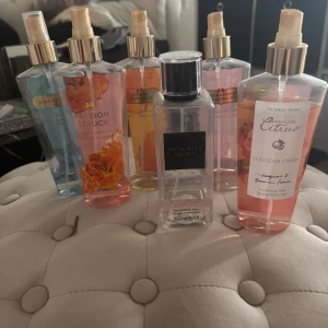 Victoria's Secret parfymer - Säljer flera Victoria's Secret body mists i olika dofter: Passion Struck, Aqua Kiss, Amber Romance, Strawberries & Champagne, Sparkling Citrus Luscious Crush och Tease. Gamla förpackningarna som gått ut, lite kvar i vissa 
