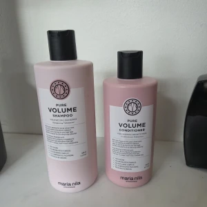Maria Nila Pure Volume duo -  och balsam. Båda produkterna är volymgivande och veganska, perfekta för dig som vill ha fylligare hår. Snygg minimalistisk design och producerade i Sverige. 🌱 Balsam - 300ml, 90% kvar. Shampoo - 350ml, cirka 50% kvar.  Kom med ett bud med rätt att neka? 😊